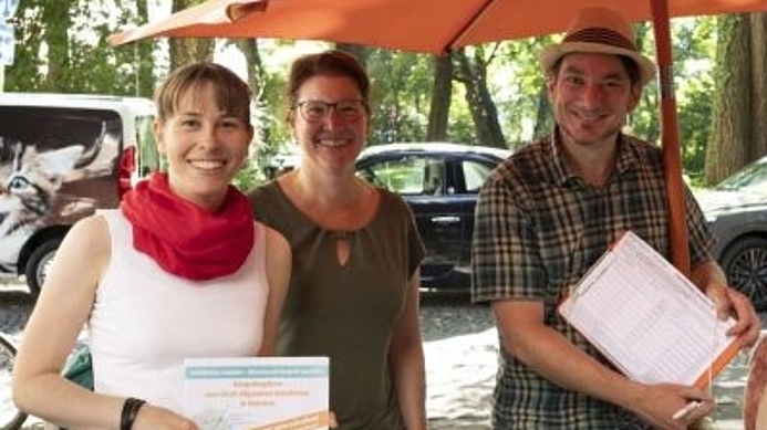 Unterschriftensammeln am Infostand zum Bürgerbegehren Grünflächen