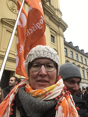 Ein Mitglied der ÖDP München mit Fahne beim Klimastreik 2023